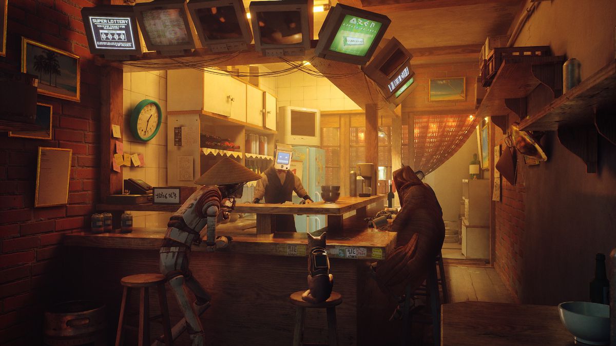 在 Stray 的截图中，一只猫和三个人形机器人在酒吧等待。